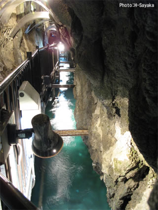 龍泉洞　百間廊下の下は豊富な水が流れる